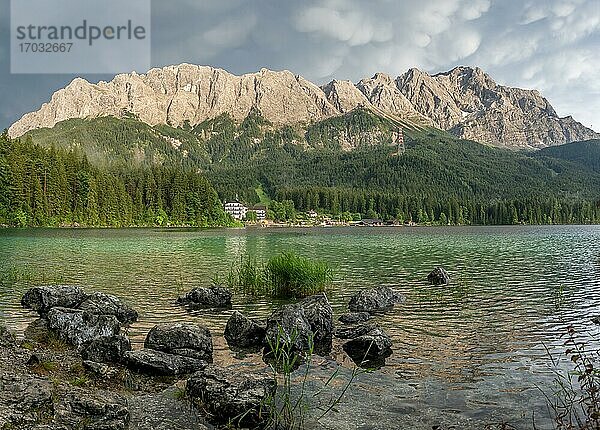 Felsen am Ufer  Eibsee vor Zugspitzmassiv mit Zugspitze  dramatische Mammatenwolken  Wettersteingebirge  bei Grainau  Oberbayern  Bayern  Deutschland  Europa