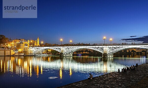 Beleuchtete Brücke Puente de Triana über dem Fluss Rio Guadalquivir  blaue Stunde  Sevilla  Andalusien  Spanien  Europa