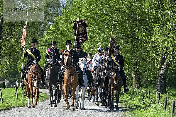 Blutritt  Reiterprozession  Reiter auf Pferden  Weingarten  Oberschwaben  Baden-Württemberg  Deutschland  Europa