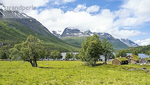 Hochtal Innerdalen mit See Innerdalsvatna  Berge  traditionelle Häuser mit Grasdach  Trollheimen Mountain Area  Sunndal  Møre og Romsdal  Vestlandet  Norwegen  Europa