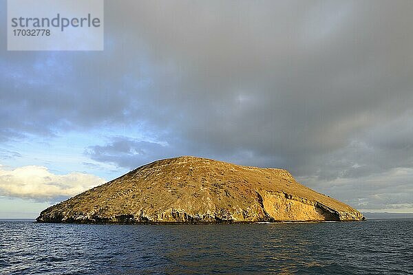 Wolken über den Inseln Daphne Menor  Galapagos  Ecuador  Südamerika