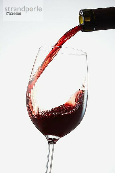 Wein in ein Glas einschenken