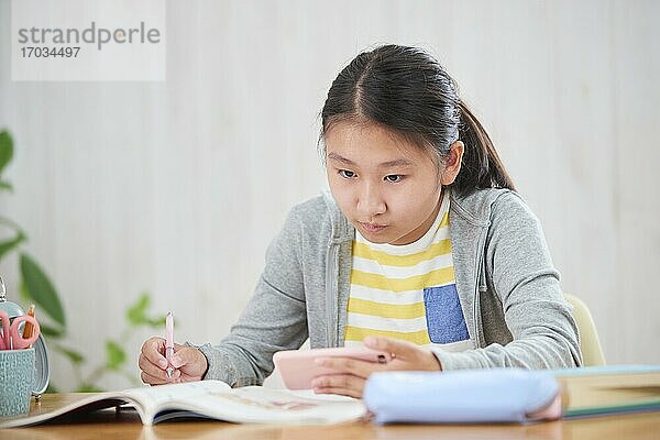 Japanische Oberstufenschülerin  die aus der Ferne lernt