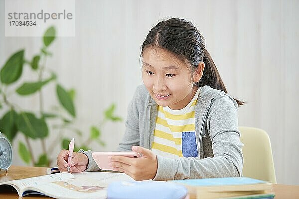 Japanische Oberstufenschülerin  die aus der Ferne lernt