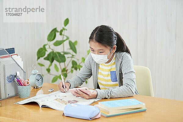 Japanische Oberstufenschülerin  die aus der Ferne lernt