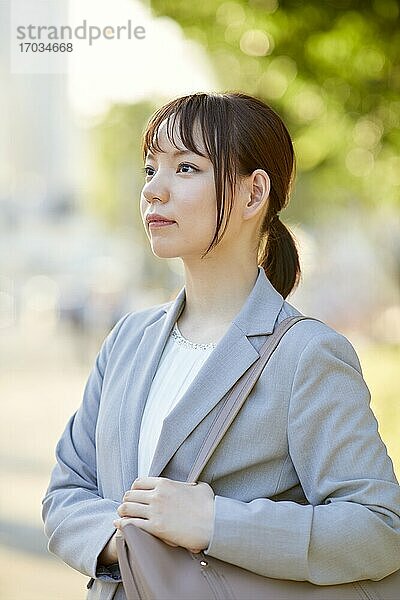 Junge japanische Geschäftsfrau im Freien