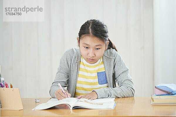 Japanische Oberstufenschülerin  die aus der Ferne lernt