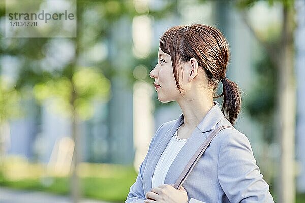 Junge japanische Geschäftsfrau im Freien