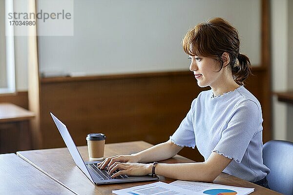 Junge japanische Frau bei der Arbeit