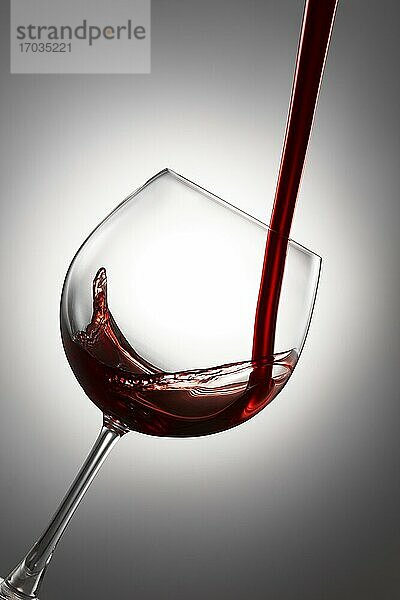 Wein in ein Glas einschenken