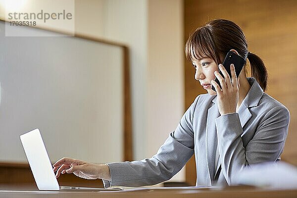 Junge japanische Frau bei der Arbeit