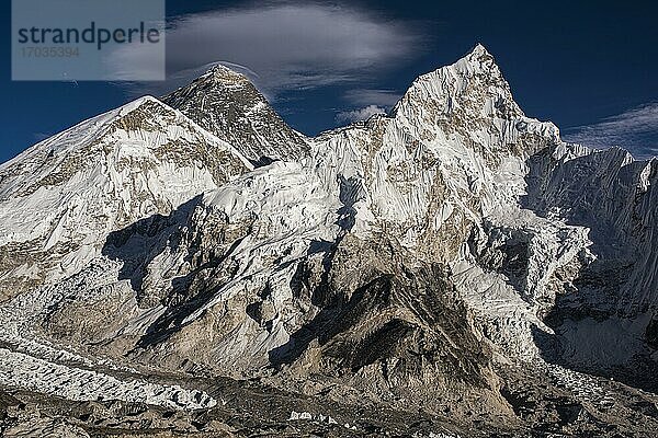 Aussicht vom Kala Patthar auf Mount Everest  8848 m  Chomolungma  Sagarmatha  und Nuptse Westflanke mit Khumbu-Gletscher  Sagarmatha Nationalpark  Khumbu Himal  Himalaya  Nepal  Asien