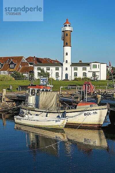 Fischerboote und Leuchtturm im Hafen von Timmendorf auf der Insel Poel  Mecklenburg-Vorpommern  Deutschland  Europa