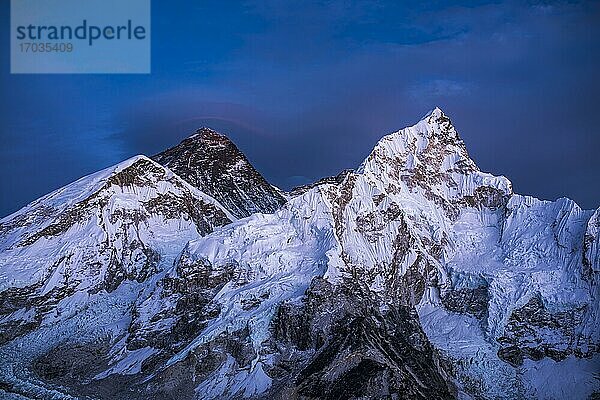Aussicht vom Kala Patthar im Abendlicht auf Mount Everest  8848 m  Chomolungma  Sagarmatha  und Nuptse Westflanke mit Khumbu-Gletscher  Sagarmatha Nationalpark  Khumbu Himal  Himalaya  Nepal  Asien