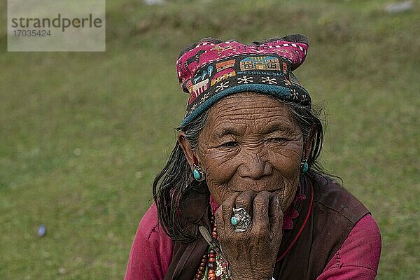 Porträt  ältere Frau mit Türkis Ohrring und Fingerring  Dolpo  Nepal  Asien