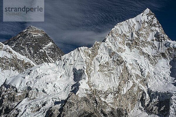 Aussicht vom Kala Patthar auf Mount Everest  8848 m  Chomolungma  Sagarmatha  und Nuptse Westflanke  Sagarmatha Nationalpark  Khumbu Himal  Himalaya  Nepal  Asien