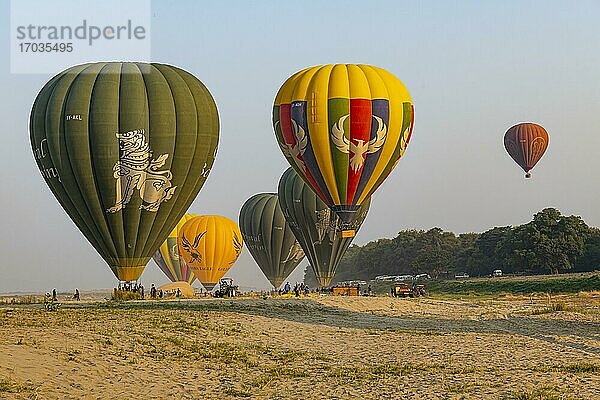 Landung von Heißluftballons  Bagan  Myanmar  Asien