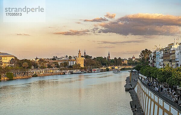 Blick über den Fluss Rio Guadalquivir mit Uferpromenade an der Calle Betis in Triana und auf Torre del Oro  Sonnenuntergang  Sevilla  Andalusien  Spanien  Europa