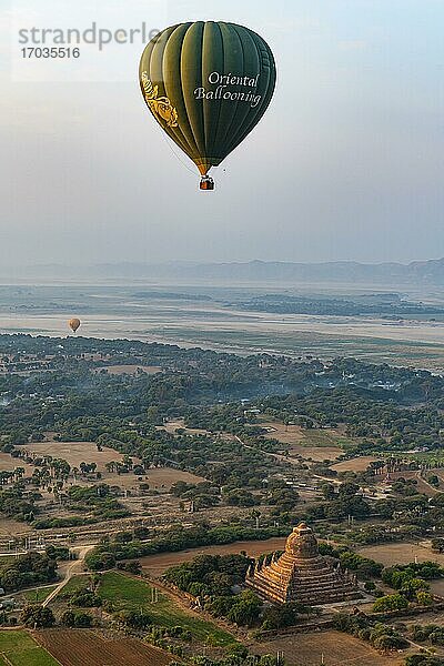 Heißluftballon über einem Tempel von Bagan  Myanmar  Asien