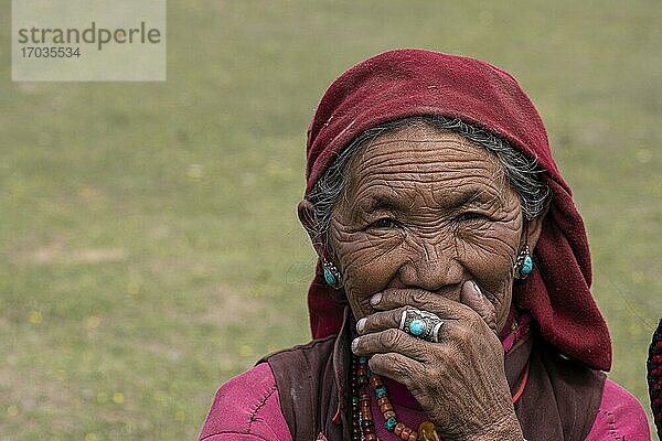 Porträt  einer älteren Frau mit Türkis Ohrring und Fingerring  Dolpo  Nepal  Asien