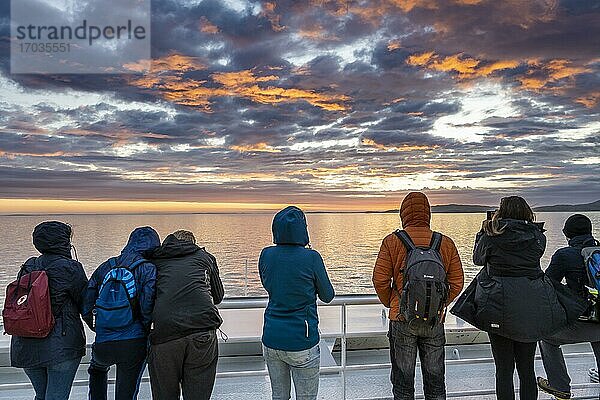 Passagiere blicken über den Ozean  Abendstimmung auf der Fähre vor den Lofoten  Lofoten  Nordland  Norwegen  Europa