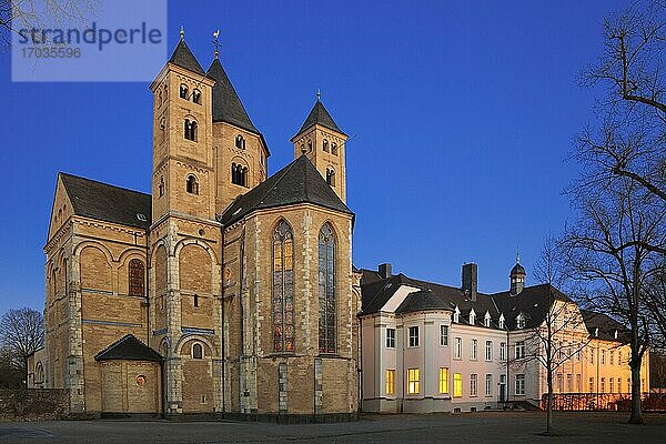 Klosterbasilika St. Andreas am Abend  Kloster Knechtsteden  Dormagen  Niederrhein  Nordrhein-Westfalen  Deutschland  Europa