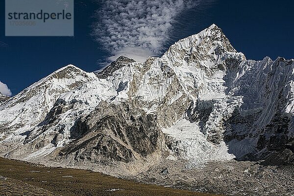 Aussicht vom Kala Patthar auf Mount Everest  8848 m  Chomolungma  Sagarmatha  und Nuptse Westflanke  Sagarmatha Nationalpark  Khumbu Himal  Himalaya  Nepal  Asien