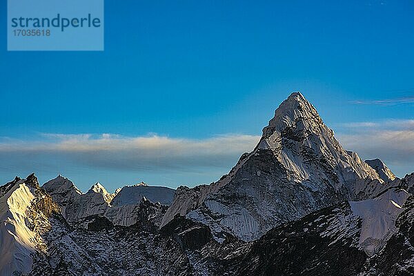 Ama Dablam 6812 m im Abendlicht (Matterhorn Nepals)  Mahalangur Himal  Solu Khumbu  Himalaya  Nepal  Asien