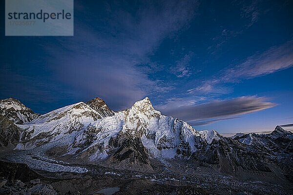 Aussicht vom Kala Patthar im Abendlicht auf Mount Everest  8848 m  Chomolungma  Sagarmatha  und Nuptse Westflanke mit Khumbu-Gletscher  Sagarmatha Nationalpark  Khumbu Himal  Himalaya  Nepal  Asien