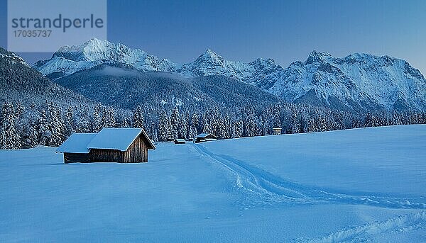 Winterliche Buckelwiesen mit Heustadl und Karwendelgebirge bei Abenddämmerung  Krün  Werdenfelser Land  Oberbayern  Bayern  Deutschland  Europa