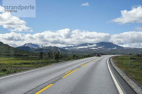 Straße durch Tundra  Landstraße  Dovrefjell Nationalpark  Oppdal  Norwegen  Europa