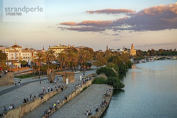 Uferpromenade Muelle de la sal am Fluss Rio Guadalquivir mit Monumento a la Tolerancia und Torre del Oro  Sonnenuntergang  Sevilla  Andalusien  Spanien  Europa