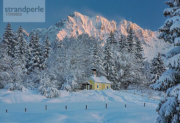 Kapelle Maria Rast auf den Buckelwiesen mit Wörner 2474m im Karwendelgebirge bei Abendsonne  Krün  Werdenfelser Land  Oberbayern  Bayern  Deutschland  Europa