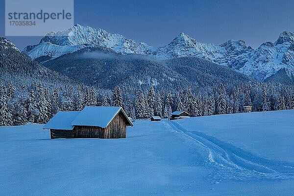 Winterliche Buckelwiesen mit Heustadl und Karwendelgebirge bei Abenddämmerung  Krün  Werdenfelser Land  Oberbayern  Bayern  Deutschland  Europa