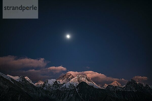 Ausblick im Mondlicht vom Renjo La Paß 5417 m nach Osten auf Himalaya mit Mount Everest  8848 m  Nuptse  7879 m  Lhotse  8516 m und Makalu  8485 m  Khumbu Himal  Himalaya  Nepal  Asien