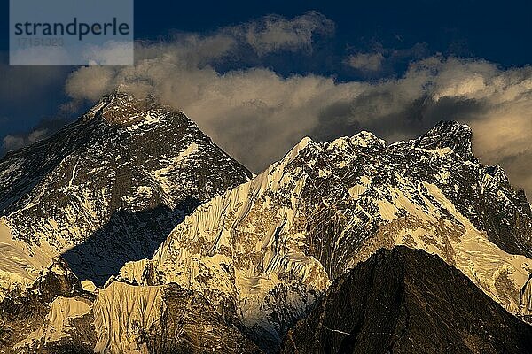 Ausblick im Abendlicht vom Renjo La Paß 5417 m  nach Osten auf Himalaya mit Mount Everest  8848 m  Nuptse  7879 m und Lhotse  8516 m  Khumbu Himal  Himalaya  Nepal  Asien