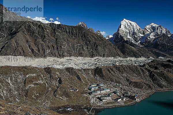 Ausblick vom Renjo La Paß 5417 m nach Osten auf Himalaya mit Gokyo-See und Gokyo  Ngozumba-Gletscher  längster Gletscher im Himalaya und Cholatse 6440 m  Khumbu Himal  Himalaya  Nepal  Asien