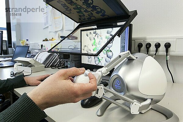 Heinrich-Heine-Universität  Theoretische Pharmazie Arbeitsgruppe Prof. Gohlke  Doktorand am 3D-Monitor mit 3D-Mouse  Düsseldorf  Deutschland  Europa