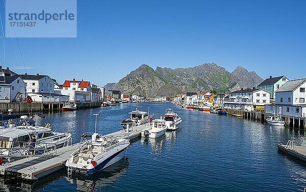 Hafen und Häuser  Henningsvær  Lofoten  Nordland  Norwegen  Europa