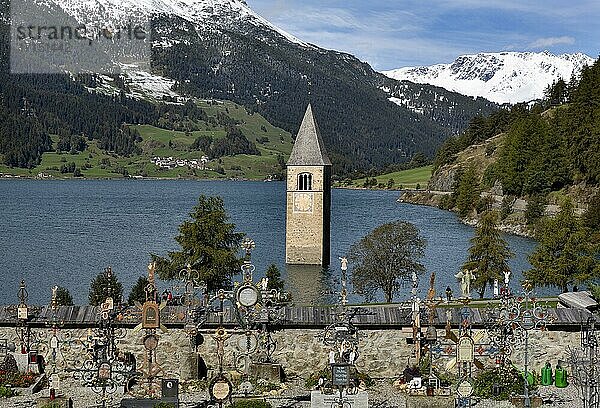 Turm der Pfarrkirche St. Katharina im Reschensee  Stausee  Alt-Graun  Vinschgau  Südtirol  Italien  Europa