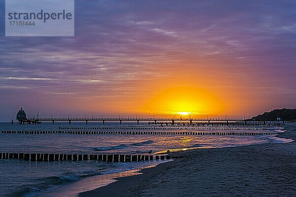 Buhnen und Tauchgondel mit Seebrücke am Strand von Zingst bei Sonnenaufgang  Zingst  Halbinsel Zingst  Darß  Fischland  Ostsee  Mecklenburg-Vorpommern  Ostdeutschland