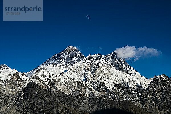 Ausblick im Abendlicht vom Renjo La Paß 5417 m nach Osten auf Himalaya mit Mount Everest  8848 m  Nuptse  7879 m und Lhotse  8516 m  Khumbu Himal  Himalaya  Nepal  Asien