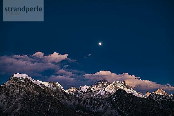 Ausblick im Mondlicht vom Renjo La Paß 5417 m nach Osten auf Himalaya mit Mount Everest  8848 m  Nuptse  7879 m und Lhotse  8516 m  Khumbu Himal  Himalaya  Nepal  Asien