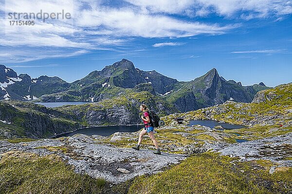 Wanderin auf Wanderweg  See Tennesvatnet und Krokvatnet  Wanderung zur Munkebu Hütte  Berge  bei Sørvågen  Moskenesøya  Lofoten  Nordland