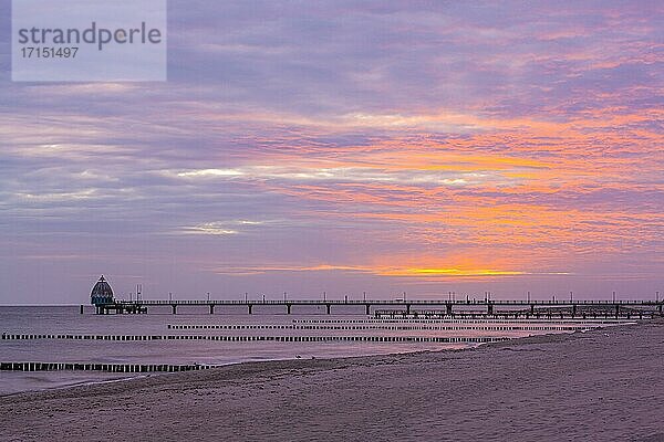 Buhnen und Tauchgondel mit Seebrücke am Strand von Zingst bei Sonnenaufgang  Zingst  Halbinsel Zingst  Darß  Fischland  Ostsee  Mecklenburg-Vorpommern  Ostdeutschland