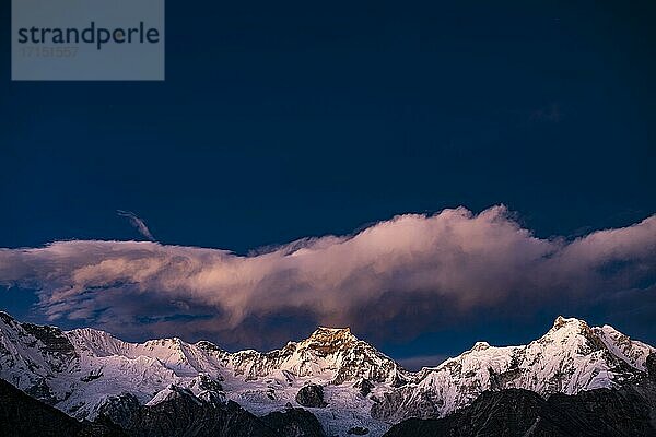 Ausblick im Abendlicht vom Renjo La Paß 5417 m nach Osten auf Himalaya mit Gyachung Kang  7952 m  und Hungchi  7036 m  Khumbu Himal  Himalaya  Nepal  Asien