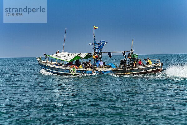 Meereszigeuner Moken auf ihrem Fischerboot  Mergui oder Myeik Archipel  Myanmar  Asien