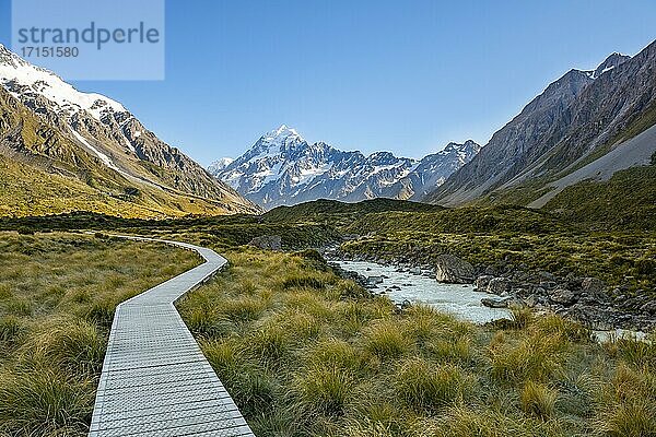 Wanderweg im Hooker Valley mit Mount Cook  Hooker River  Mount-Cook-Nationalpark  Südalpen  Hooker Valley  Canterbury  Südinsel  Neuseeland  Ozeanien