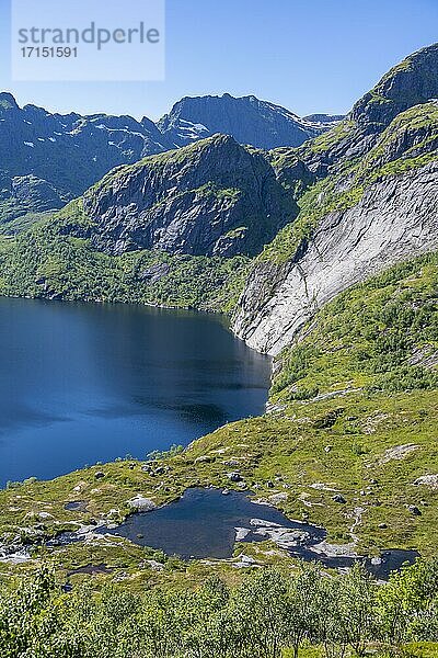See Stordalsvatnet  Wanderung zur Munkebu Hütte  Berge  bei Sørvågen  Moskenesøya  Lofoten  Nordland  Norwegen  Europa