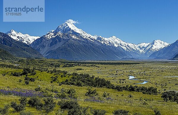 Blick auf Mount Cook und schneebedeckte Berge mit Tasman River  Mount-Cook-Nationalpark  Südalpen  Canterbury  Südinsel  Neuseeland  Ozeanien